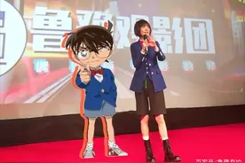 《名侦探柯南》剧场版超前点映，鲁豫cos柯南解锁侦探迷新身份图片