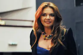 她曾是体操女神，24岁未婚生下儿子“小普京”，现在官位攀升图片