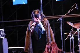 舞台事故太惊人了！有人花容失色脸吓白，有人英年早逝太可惜图片