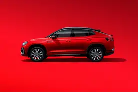 60岁潮范大叔学年轻人买轿跑，车还没开上路，就先被女儿拐走了图片