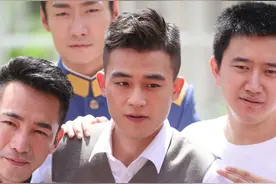 谭松韵和欧豪一同出席发布会，欧豪再现绅士手图片