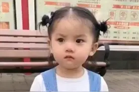 萌宝拳头紧握强忍眼泪，实力演绎“咬牙切齿”，网友：真是小戏精图片