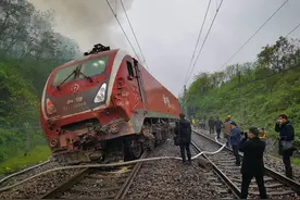 T179次列车在湖南永兴段脱轨 救援村民：砸车窗协助车内乘客逃生图片