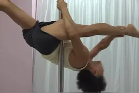 贵阳72岁老人痴迷钢管舞，能完成一系列高难度钢管舞技巧图片