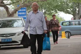 79岁核武老人的一生：儿子智力残疾、妻女精神分裂，令人泪目图片