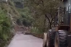 惊险！盐津山体塌方瞬间：树木泥石倾泻而下