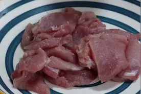 水煮肉片原来这么简单，大厨教你，味道香辣正宗，比饭店的还好吃图片