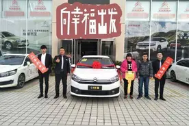 车主都喜欢提车仪式吗？店家搞得太隆重，小伙直接退车图片