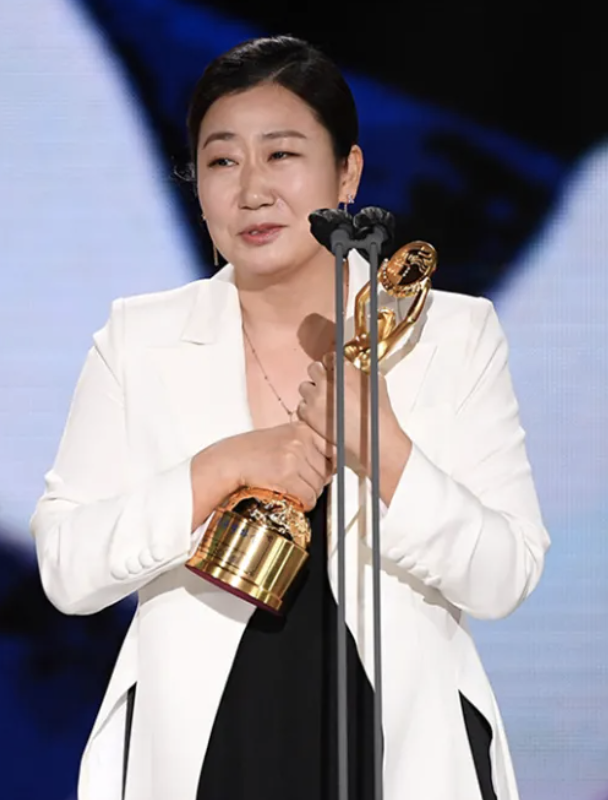 在《请回答1988》里,罗美兰和金成钧一起还债,穷得揭不开锅,靠正峰中