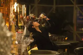 讨厌酒桌的年轻人，去美术馆喝酒图片