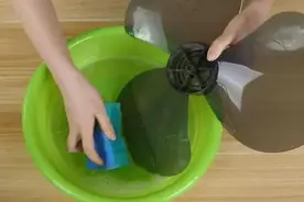 夏天到家里的小风扇搬出来，教你一招清洗方法，实用。看看吧！。图片