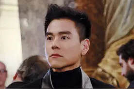 网友飞机上偶遇彭于晏，周围都是美女，一心只顾睡觉头发凌乱图片