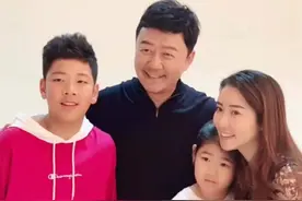 郭涛一家四口同框，小17岁娇妻肤白貌美，石头五官硬朗成帅小伙图片