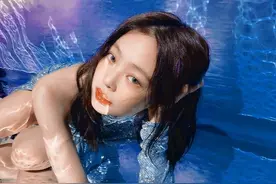 LISA拍摄的JENNIE，让人想到小美人鱼图片