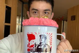 吴磊晒特大号杯子蛋糕庆生，模样帅气喜庆又搞笑图片