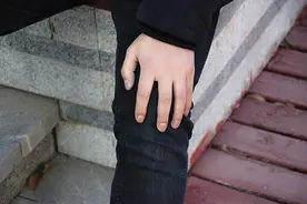 人老腿先衰，45岁后，双腿若有4大表现，说明衰老开始，趁早保养图片