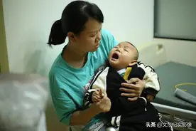 幼童基因突变，姥姥哭瞎了眼，爸妈拼尽所有在煎熬中盼他重生图片