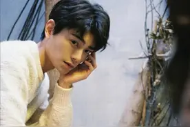 丁禹兮不愧是“盐系少年”，穿搭日杂感满满，酷和可爱兼备图片