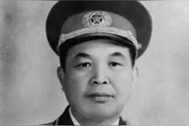 建国后，开国中将回老家寻找亲人，发现老母亲在沿街乞讨图片