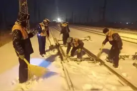 突降大雪！邯郸车务段千名职工“浴雪”奋战保畅图片