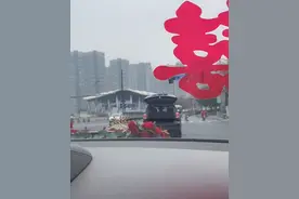 笑哭！浙江一女子出嫁，小侄子非要挨着姑姑坐，新郎被“挤”一边图片