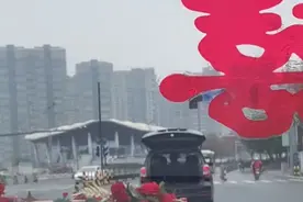 笑哭！浙江一女子出嫁，小侄子非要挨着姑姑坐，新郎被“挤”一边图片
