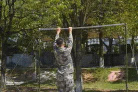 单杠只会拉引体向上？这7种花式玩法，你想挑战一下吗？图片