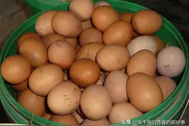 天热鸡蛋买多了，不要放进冰箱！教你农村土方法，放2个月还新鲜图片
