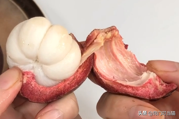 山竹顶部有个“小机关”，往下一压就能完整打开，不流汁也不脏手