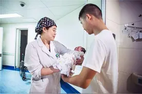 爸爸姓"吉"，护士手滑将出生证明打错，宝爸看后不怒反乐：不改了图片