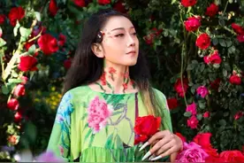不生孩子，只吃花瓣，关节按手机，62岁杨丽萍为什么而活？图片