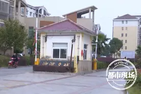 “风一吹，味道太难闻”小区门口建公厕 业主质疑选址不合理图片