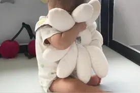 杨祐宁晒女儿熟睡照，调侃她被爸爸帅晕，Anah干饭姿势好霸气图片