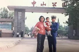 在家您是我父亲，在军队你是我的兵，父亲给儿子敬礼：受得起图片