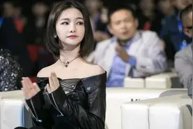 电竞女王Miss不为人知的一面，可甜可言的居家女友形象图片