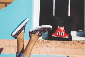 VANS时尚卡通印花，让穿搭可爱与个性兼备，带来强劲的视觉冲击力图片