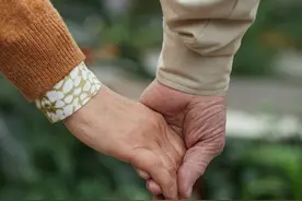 绿茶婆婆看上我同事，我和婆婆的关系竟延伸成畸形的报复。图片