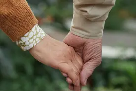 绿茶婆婆看上我同事，我和婆婆的关系竟延伸成畸形的报复。图片