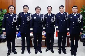 66岁成龙为警察代言，穿制服冻得直哆嗦，与陈宝国合照居C位图片