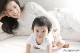 “先爬后坐”和“先坐后爬”的宝宝，稍大才看出差异，爸妈要留心图片