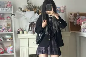 可爱妹妹在家自拍，你们说身材好不好？图片