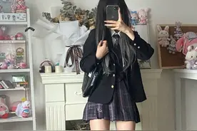 可爱妹妹在家自拍，你们说身材好不好？图片