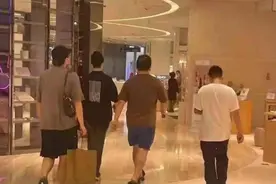 肖战上海逛街被偶遇，网友戏称“一瘦三胖”，9月即将进组图片