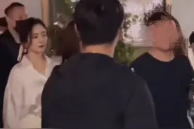 杨幂拍片被偶遇，穿衬衫长裙一展婀娜身姿，网友赞本人又瘦又美图片