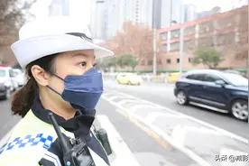 疫情里坚守一线的女警，街头冻得直跺脚图片