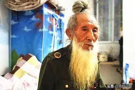 八旬老人因做“裸模”，遭到子女嫌弃，想拍一张全家福都无法如愿图片