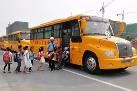 3点半难倒大批双职工家庭，家长：小学生能延迟到6点放学吗图片