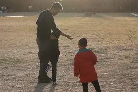 陪伴是最长情的告白—嬉闹的父子图片