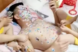 河北一男子带娃有秘诀，任由女儿贴贴纸：孩子不哭闹，自己玩手机图片