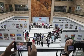庆祝中国共产党成立100周年永远跟党走一一青岛市军地企教青妇优秀摄影作品联展开幕式图片